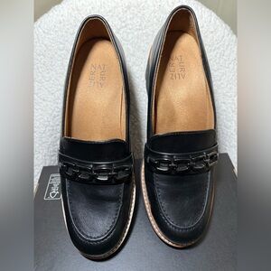 EUC - Naturalizer Black Chain Detail Loafers Size 10M